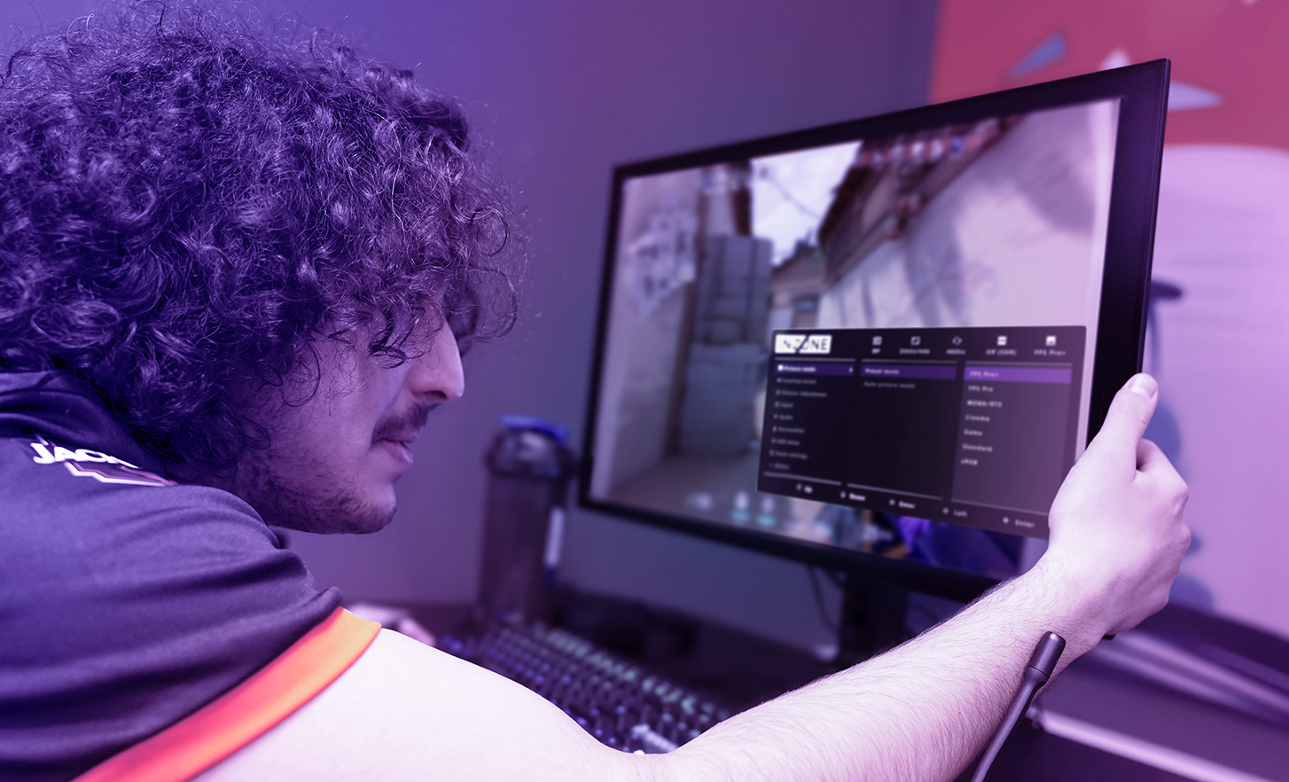 Ein FNATIC-Spieler bei der genauen Analyse der Spieldaten auf dem neuen Gaming-Monitor M10S