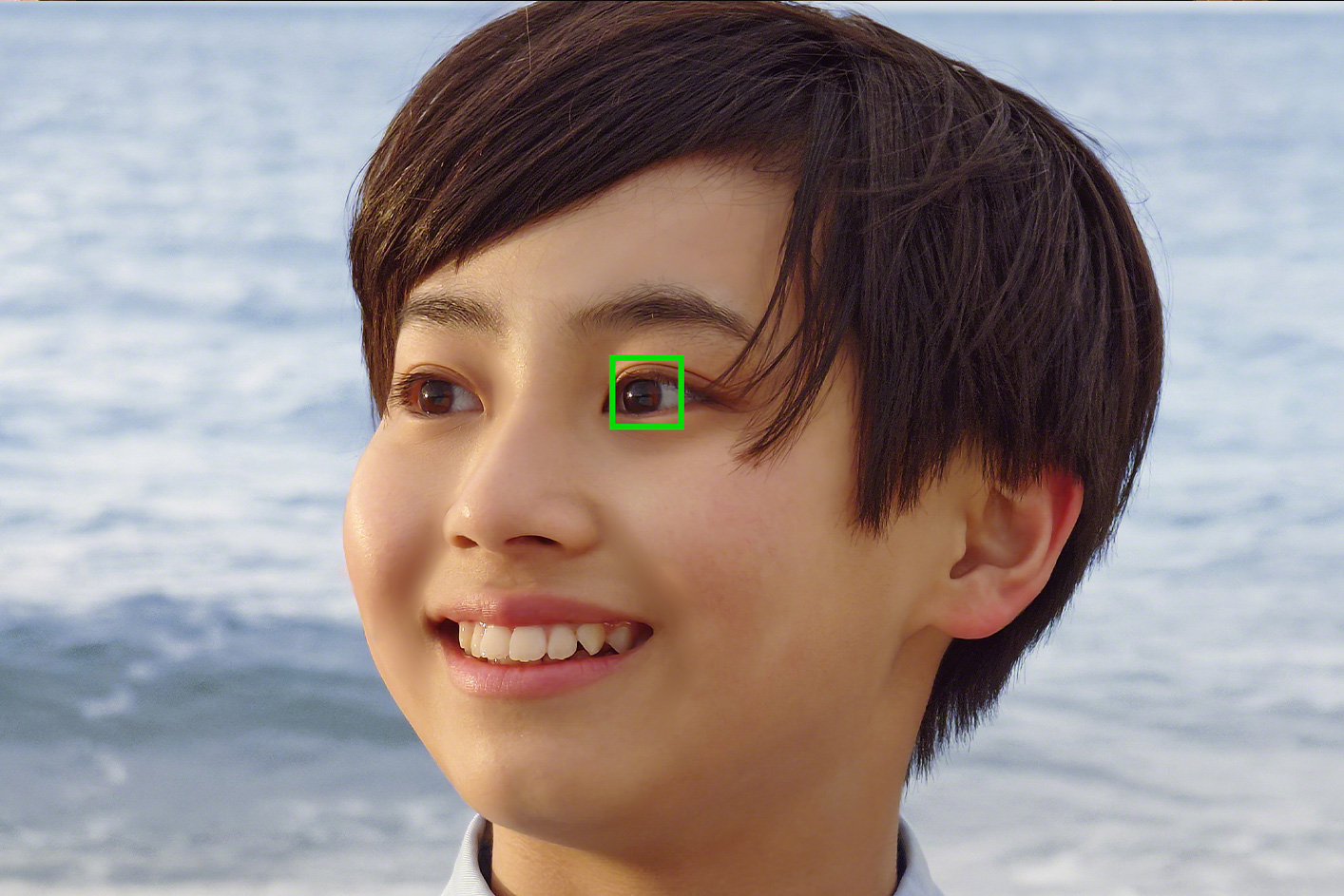 Nahaufnahme einer Person mit einem grünen Quadrat um das Auge